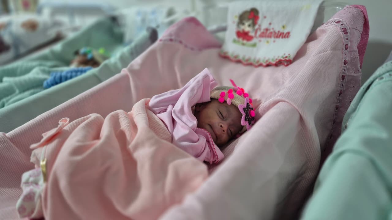 Bebês internados em UTI ganham ‘touquinhas malucas’ feitas à mão por mães em maternidade de RR 
