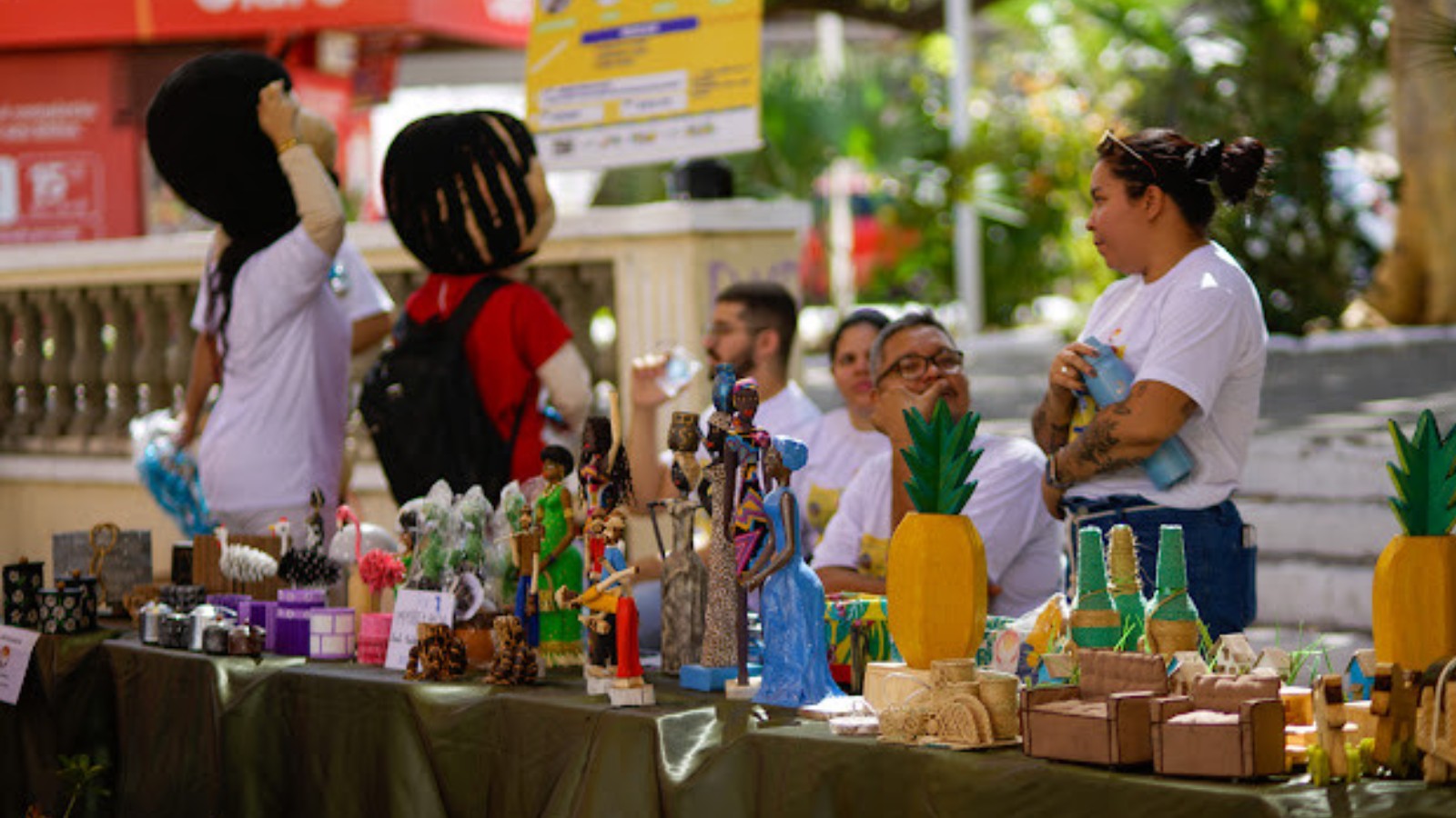 Feira reúne empreendedores e atrações culturais na Praça Pedro II, no Centro de Teresina, neste domingo (31)