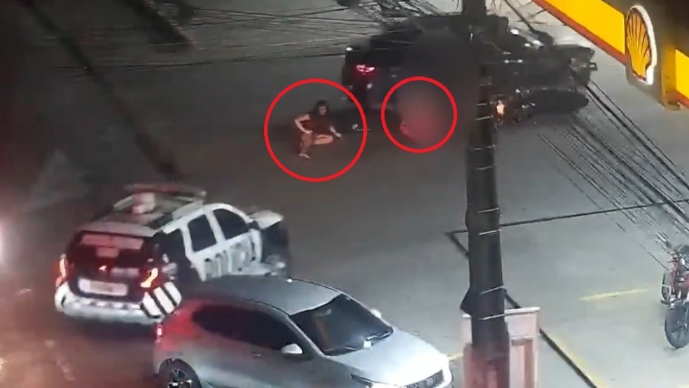 Irmãs sequestradas pelo padrasto pulam de carro em movimento durante perseguição policial em Fortaleza — Foto: TV Verdes Mares/Reprodução