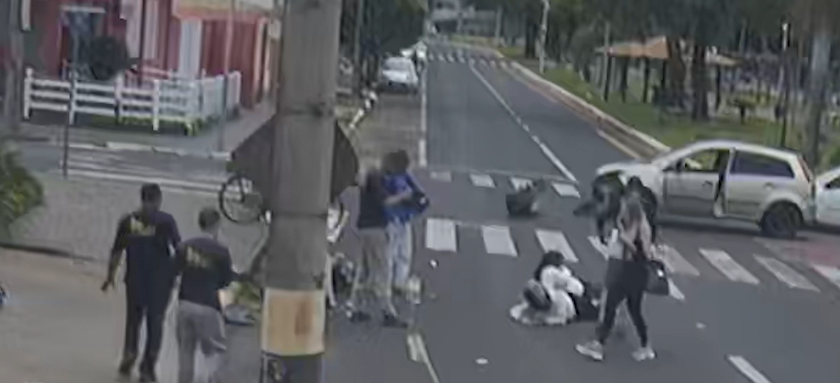 VÍDEO: Homem se aproveita de vítima atropelada para furtar celular e foge de moto em MG