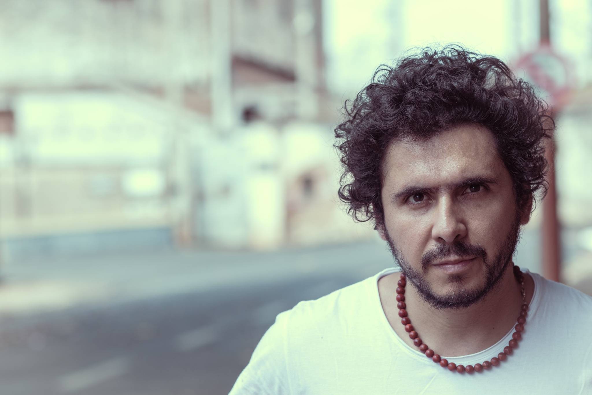 Gustavo Ortiz desafoga cinco canções autorais com o gosto amargo da vida em disco produzido por Romulo Fróes 