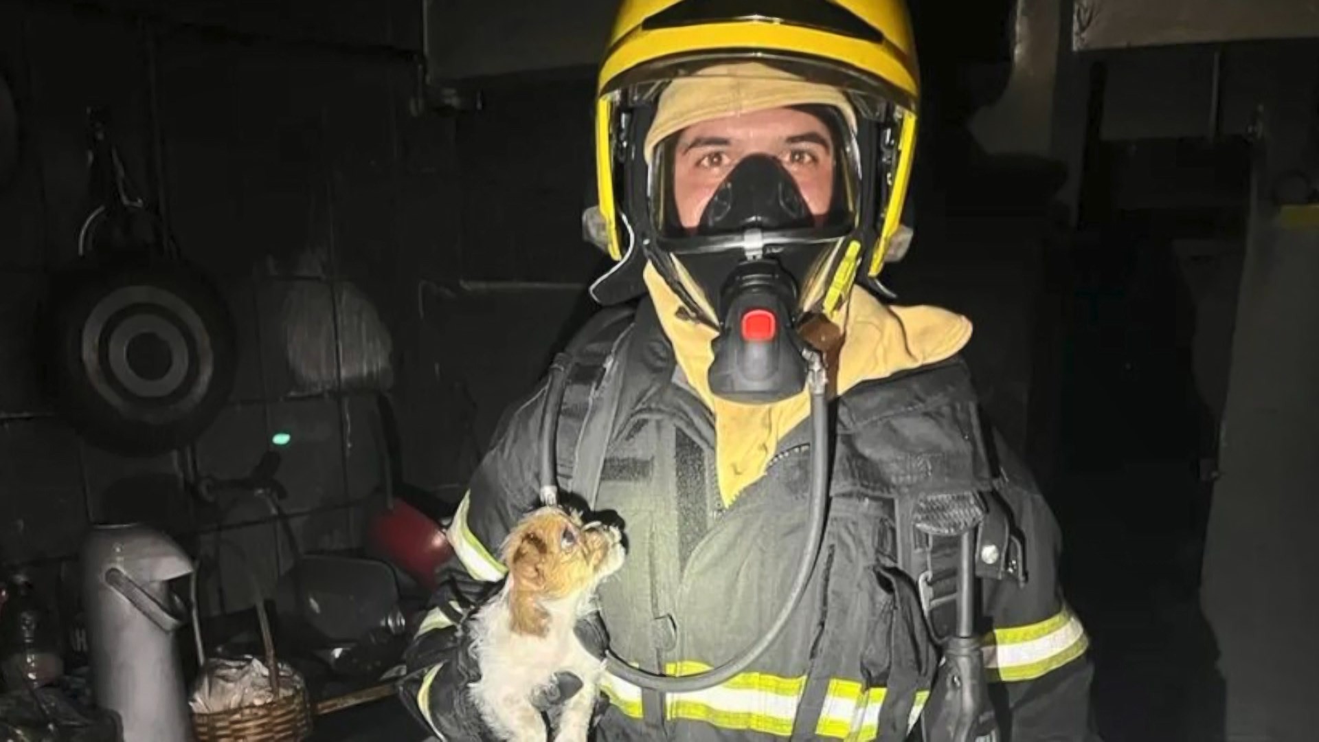 Pai e duas filhas de 2 e 11 anos são resgatadas desacordadas após incêndio em apartamento em Colatina