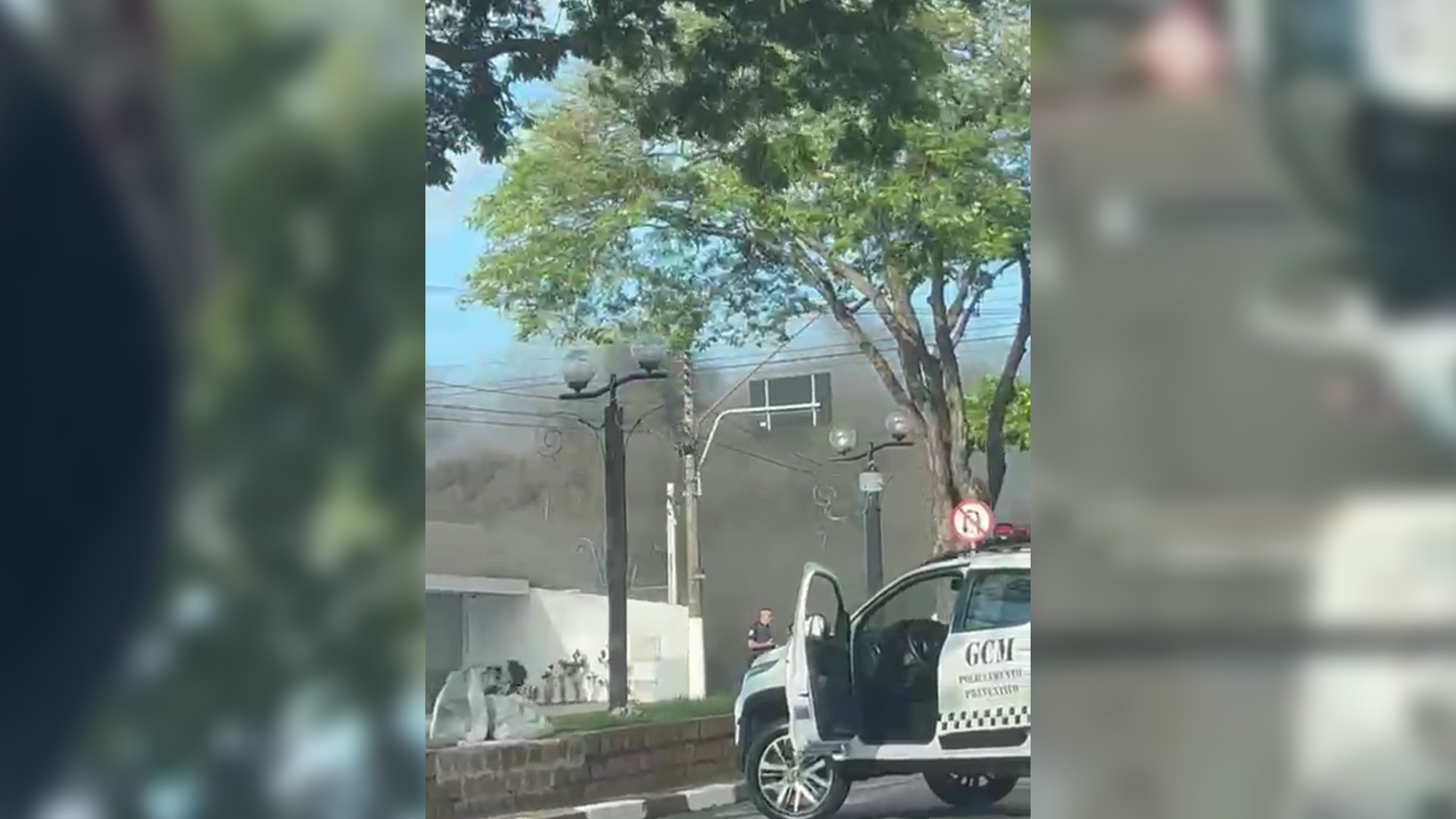 Funcionária fica ferida durante incêndio em loja de motos em Cerquilho; vídeo