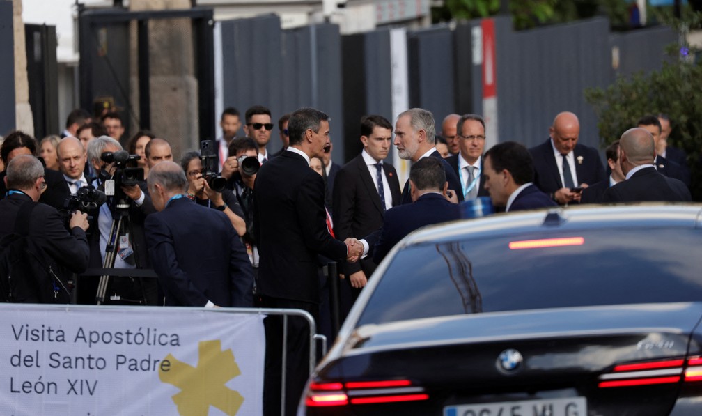 Primeiro-ministro da Espanha, Pedro Sanchez, cumprimenta o rei da Espanha, Felipe VI, em chegada para missa do papa Leão XIV na Basílica da Sagrada Família em 10 de junho de 2026. — Foto: REUTERS/Michele Spatari