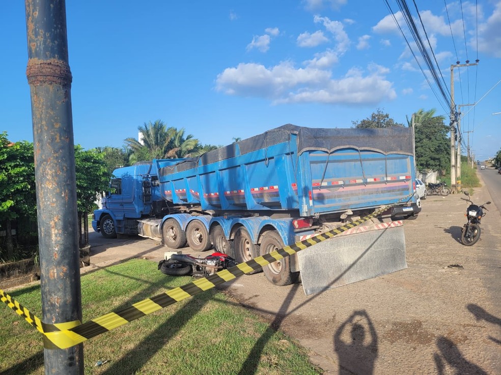 Motociclista morre apó moto colidir com caçamba na MA-204 — Foto: Alessandra Rodrigues/Mirante AM