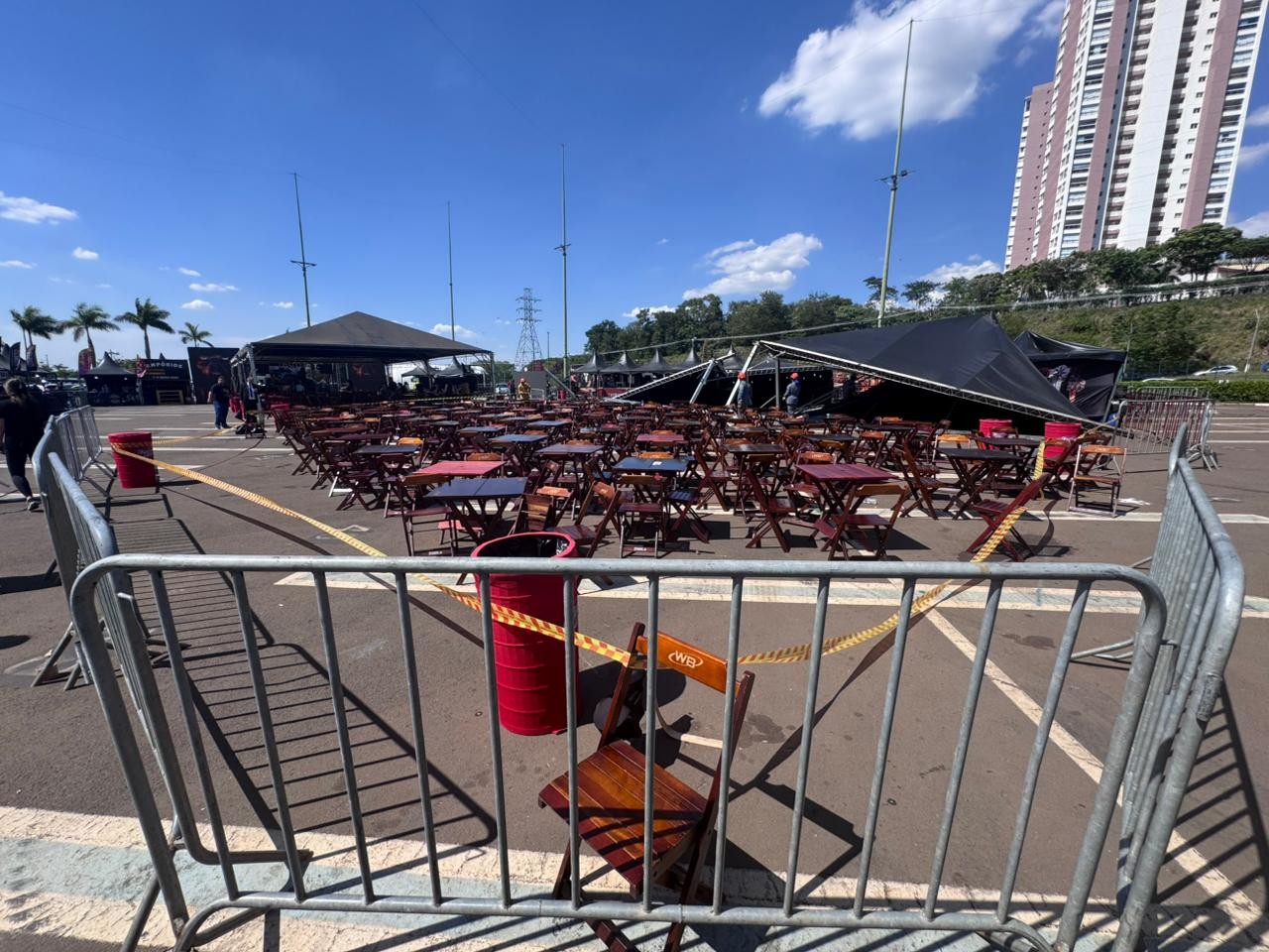 Estrutura de evento desaba e deixa três feridos em shopping de Campinas; mulher teve queimaduras