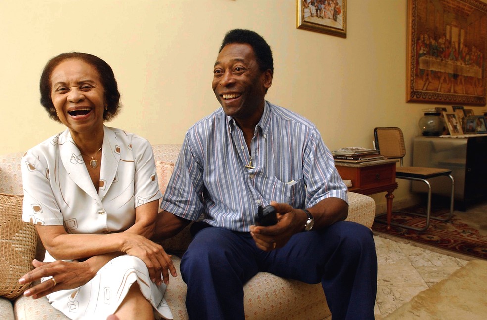 Pelé em entrevista ao lado da mãe, dona Celeste - 20/02/2004 — Foto: Arquivo A Tribuna