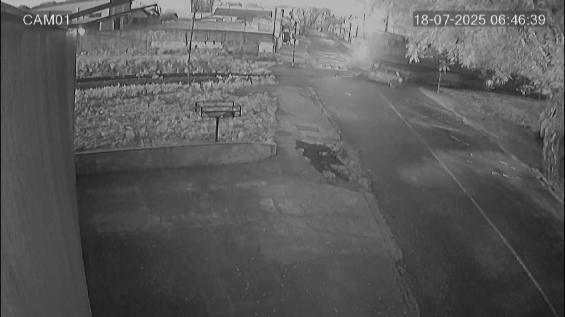 VÍDEO: Condutor sem CNH tenta atravessar linha férrea, é atingido por trem e sai ileso, no Paraná
