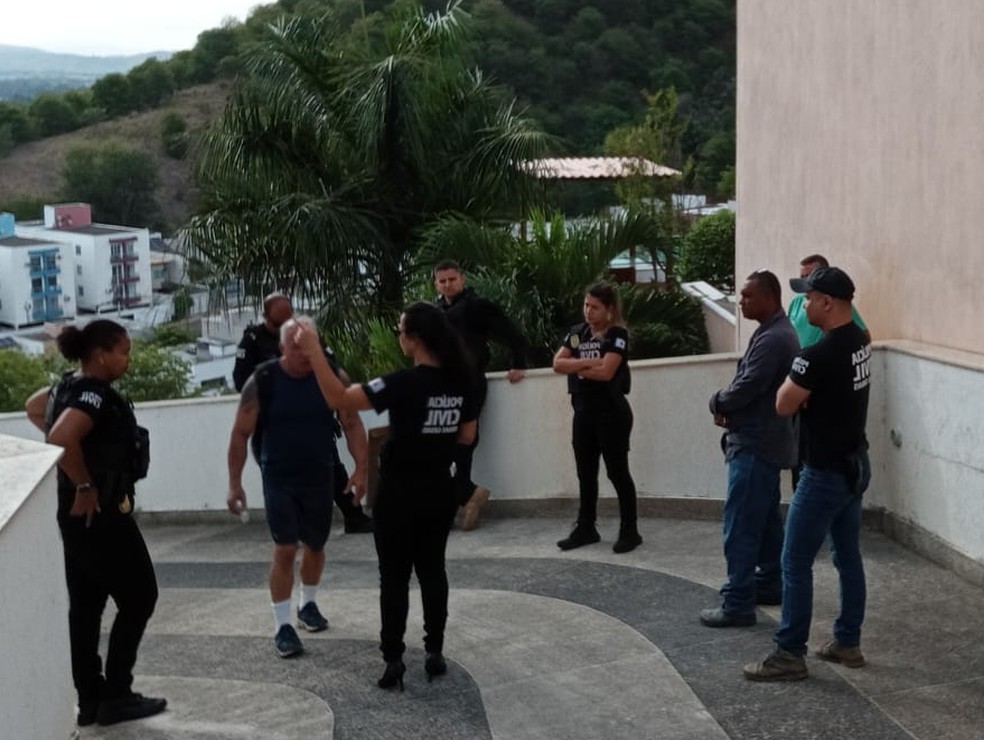 Polícia cumpre mandados em casa de médico — Foto: Polícia Civil