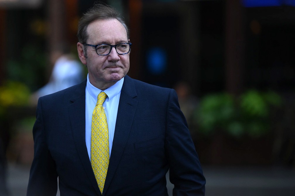 Kevin Spacey durante sua chegada ao tribunal na terça-feira (25).  — Foto: Daniel LEAL / AFP