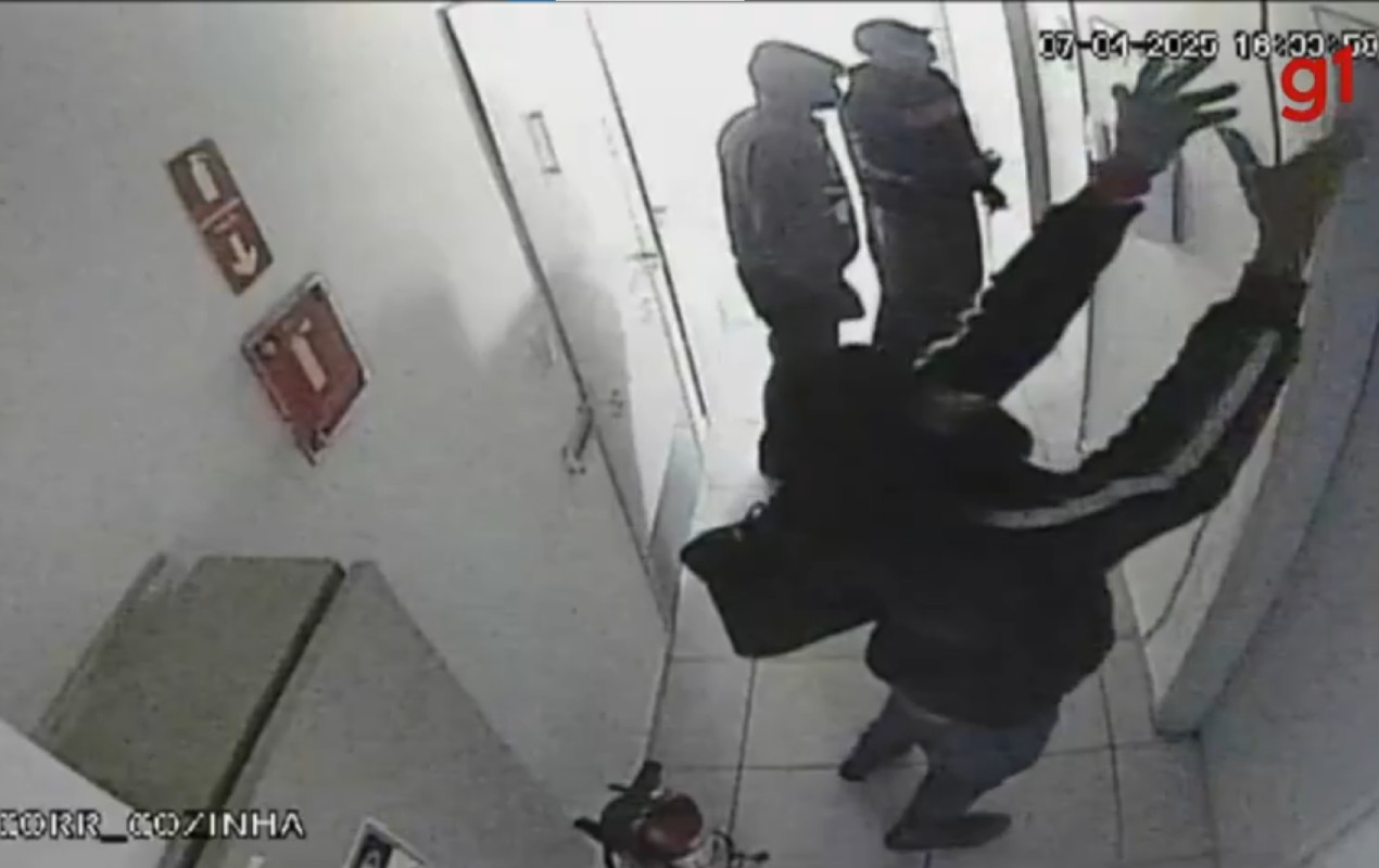 Assaltantes que levaram quase R$ 500 mil de agência bancária em Bauru entraram pelo telhado; veja o vídeo