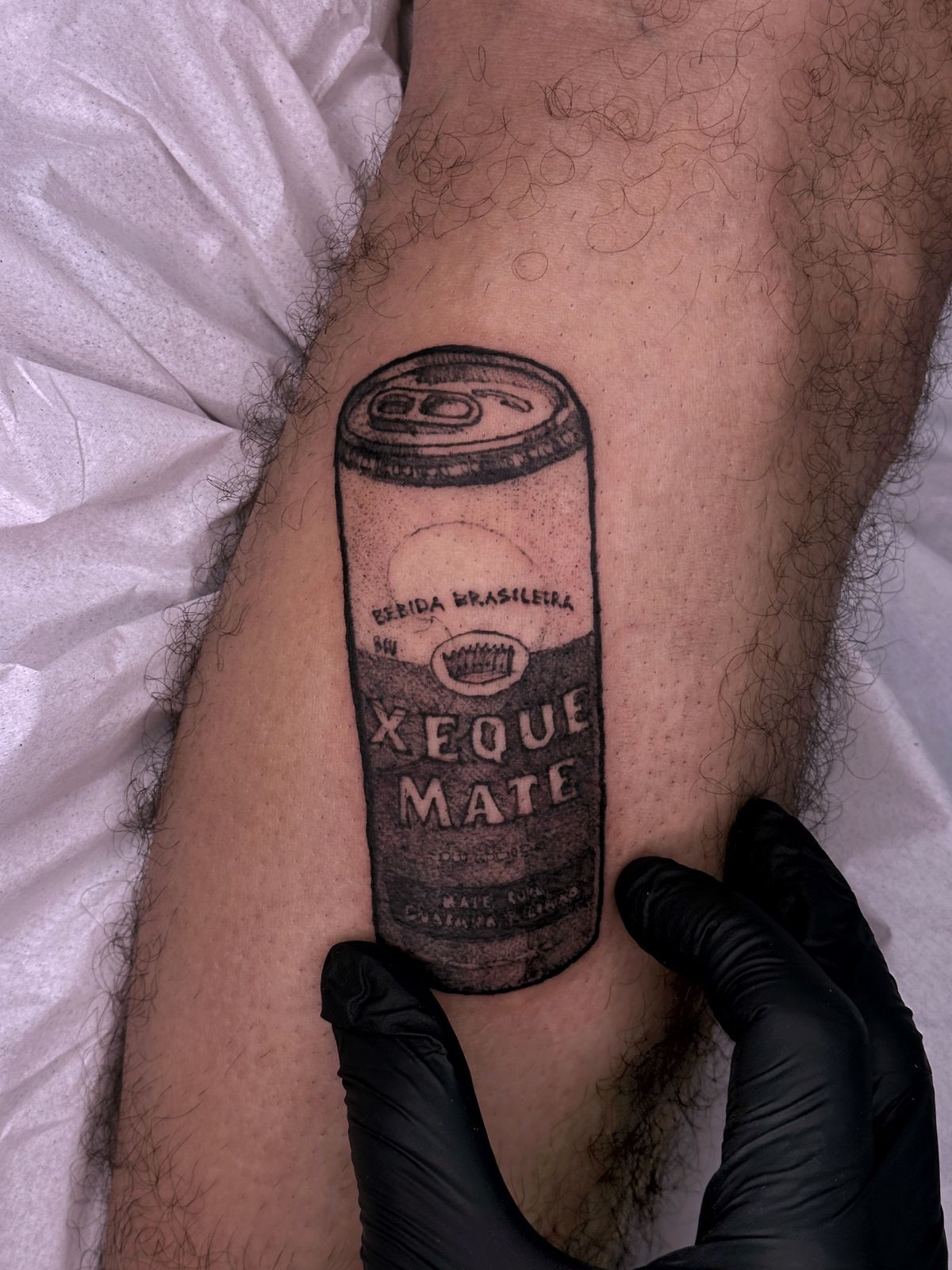 'Juro que eu estava sóbrio', diz folião que tatuou lata de bebida durante Carnaval em Belo Horizonte