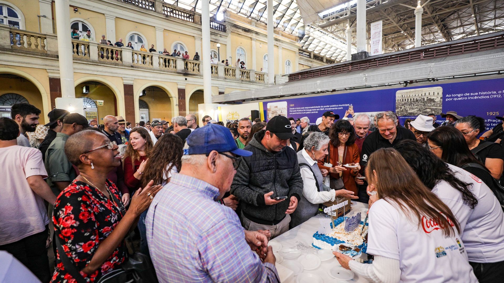 Com bolo gigante de mais de mil fatias, Mercado Público de Porto Alegre ganha 'parabéns a você' nos 157 anos