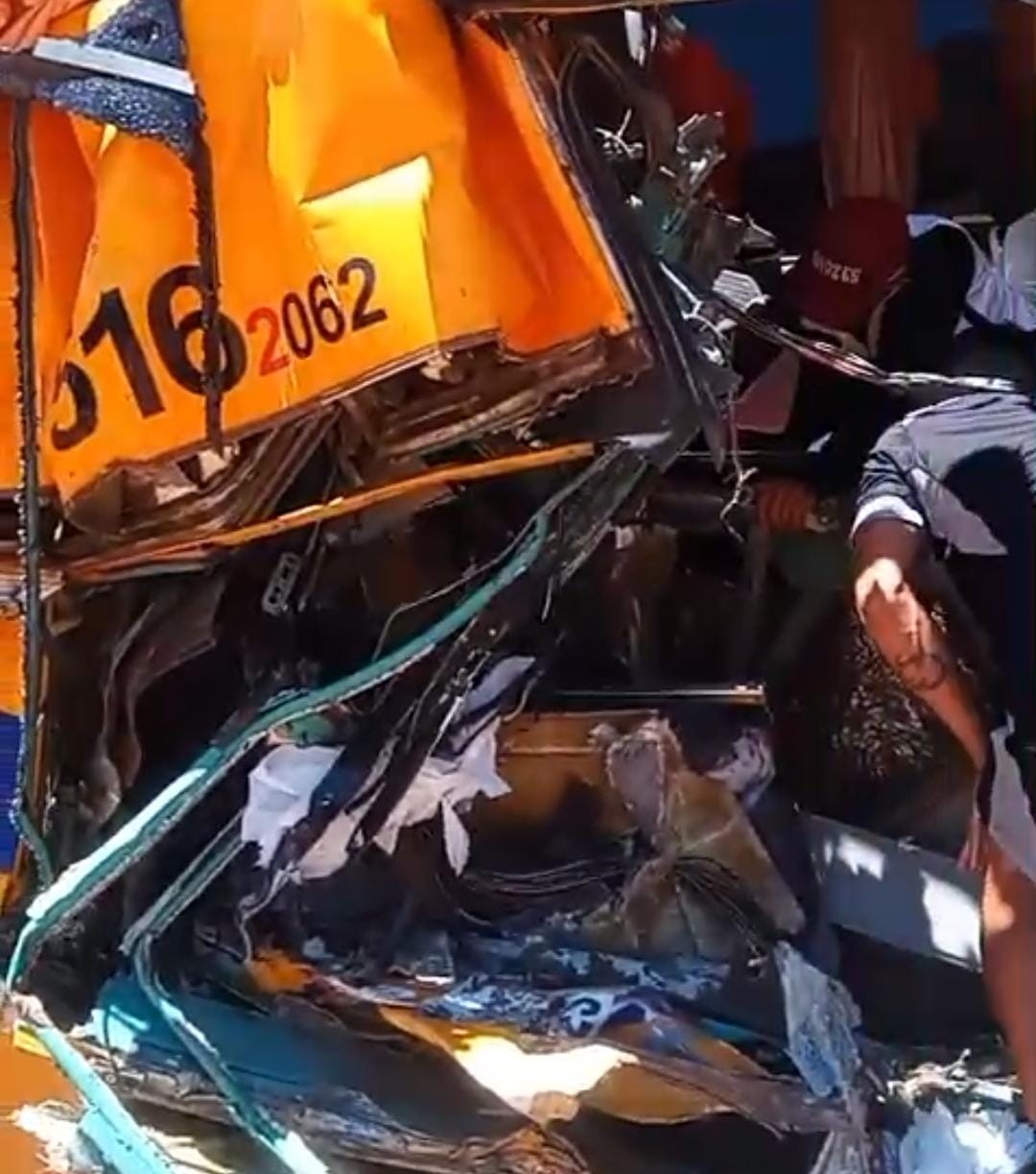 Ônibus do time sub-20 do Águia de Marabá que bateu e matou preparador ficou destruído; veja imagens