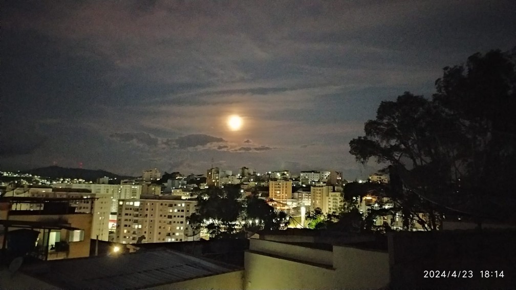 Lua Cheia Rosa vista no céu de Juiz de Fora nesta terça-feira (23) — Foto: Marilda Moreira/Arquivo Pessoal