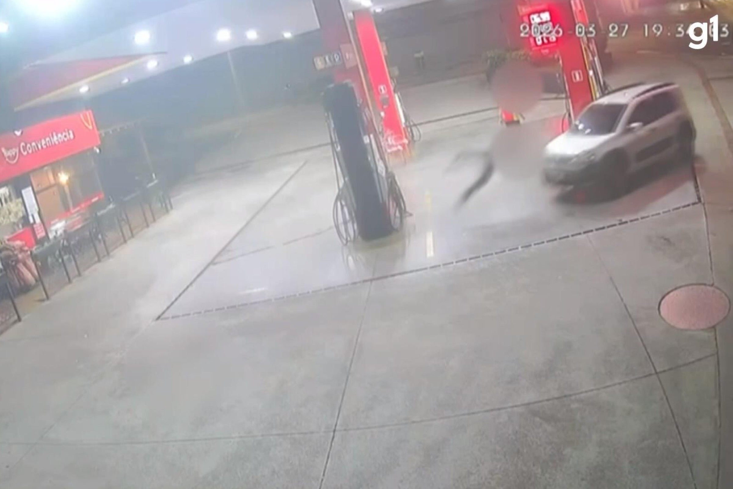 VÍDEO: morador é atropelado após pedir para motorista retirar carro que trancava garagem dele em Londrina