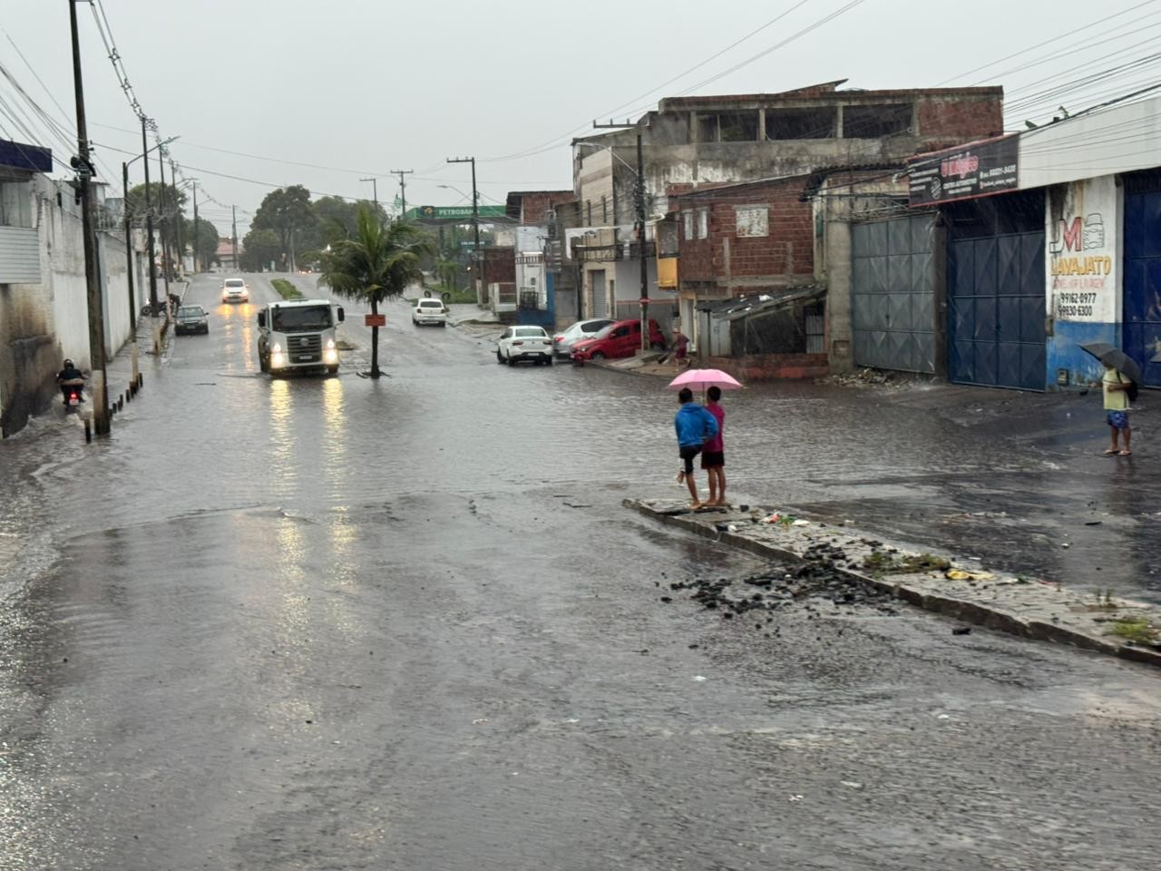 Chuva deixa ruas e avenidas alagadas nesta sexta-feira (24) em Natal; veja pontos