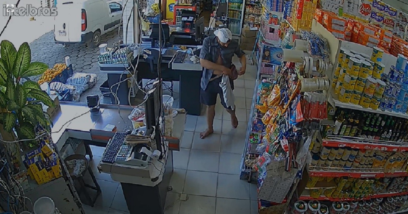 Novo vídeo mostra homem que matou 4 a facadas em busca de dinheiro e energético em mercado de Visconde do Rio Branco, MG