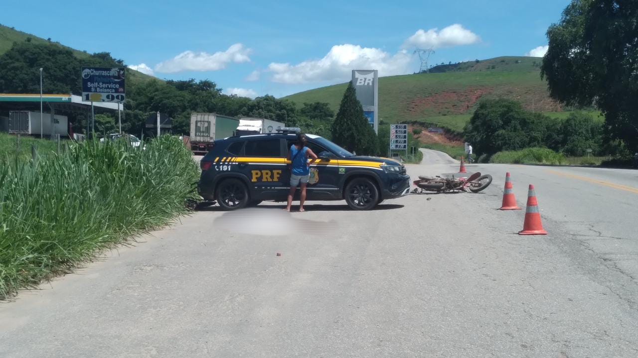 Motociclista invade a contramão, bate em caminhão e morre na BR-116, em Governador Valadares