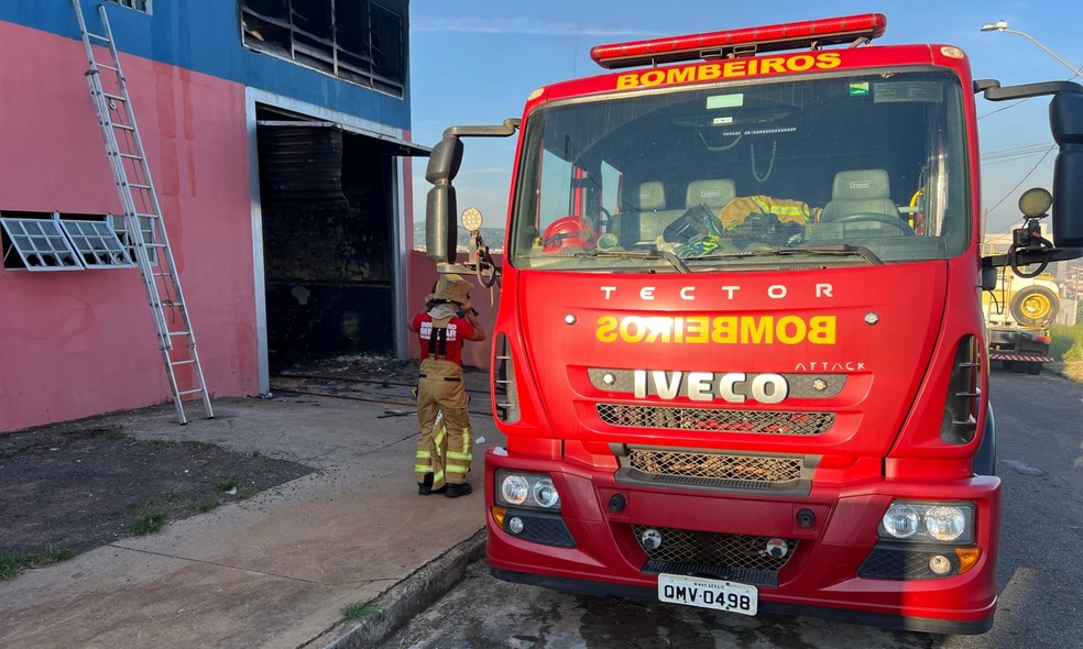 Carros são destruídos pelo fogo após incêndio atingir funilaria em São Sebastião do Paraíso, MG — Foto: Corpo de Bombeiros