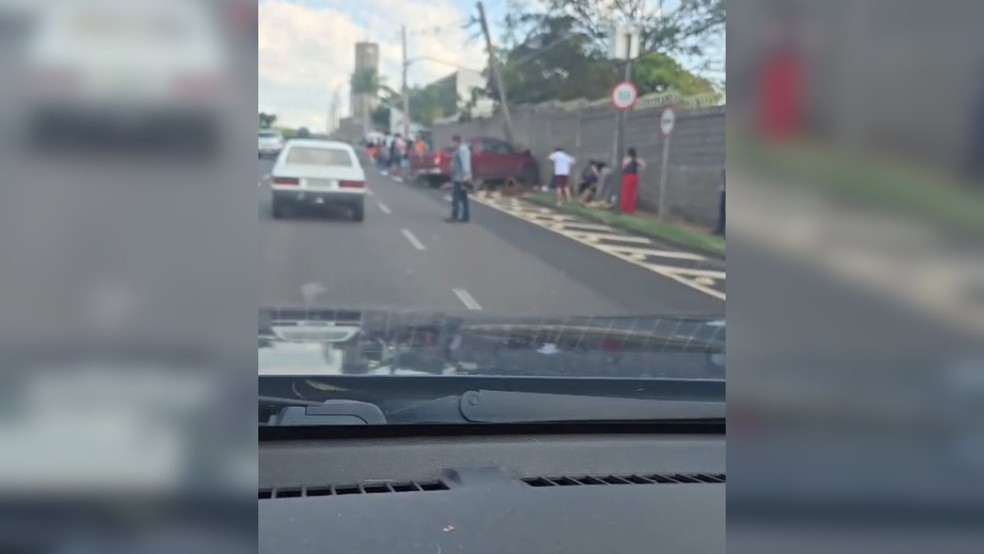 Motorista bate contra poste em S&atilde;o Jos&eacute; do Rio Preto (SP) &mdash; Foto: Reprodu&ccedil;&atilde;o / Whatsapp