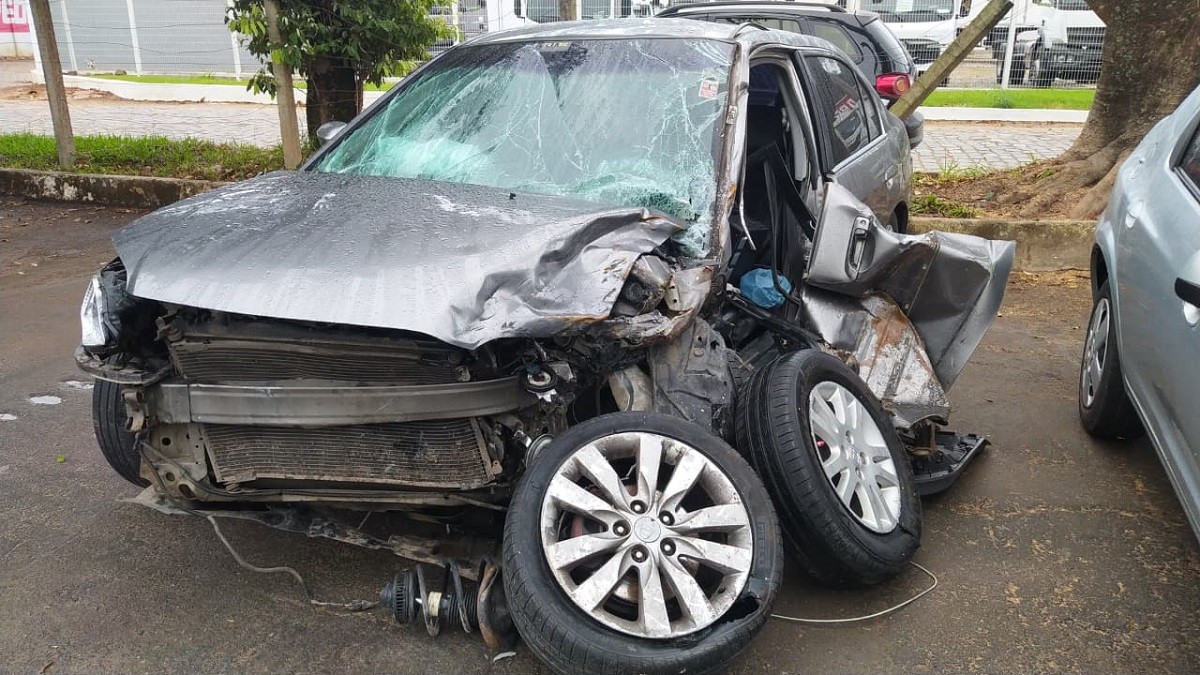 Motorista invade contramão, atinge dois carros e deixa três feridos na BR-116, em Muriaé