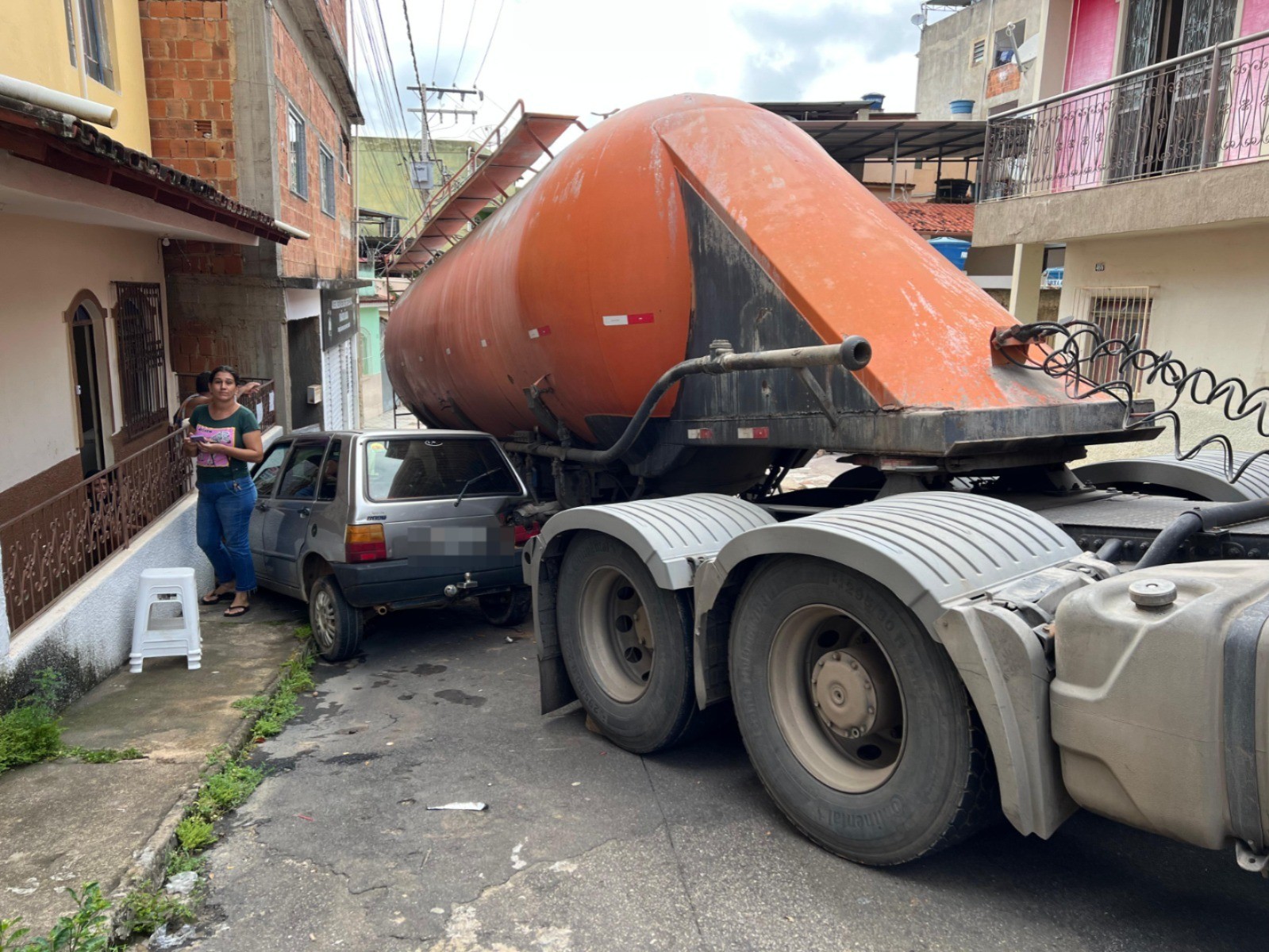 Caminhão betoneira desgovernado desce morro e atinge casa e carro 