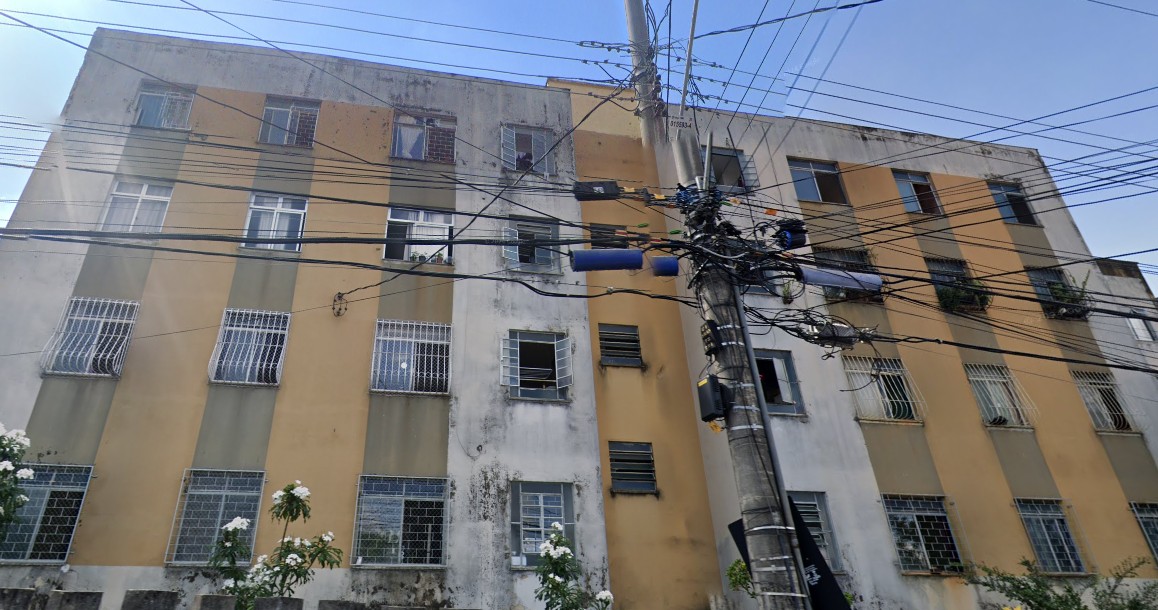 Casal cubano denuncia racismo após usar energia de área comum de prédio: 'pobres e macacos'