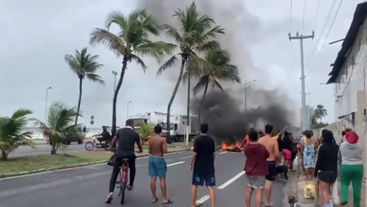 Moradores protestam contra falta de energia em bairros de Maceió
