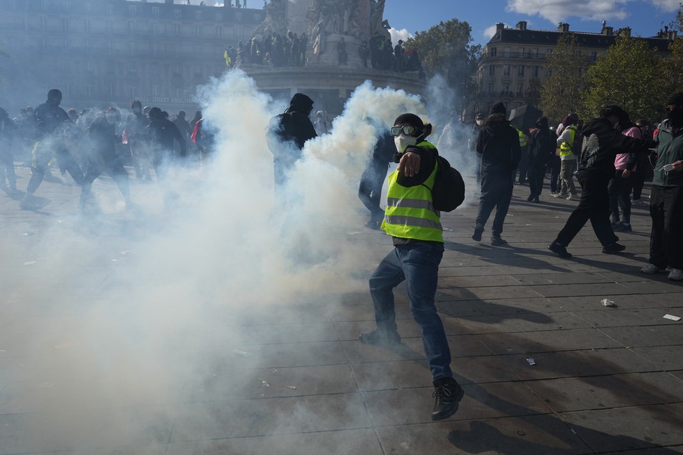 Manifestante entra em confronto com a polícia durante protesto contra o alto custo de vida e por melhores condições de ensino em Paris, neste sábado (17). — Foto: AP Photo/Thibault Camus