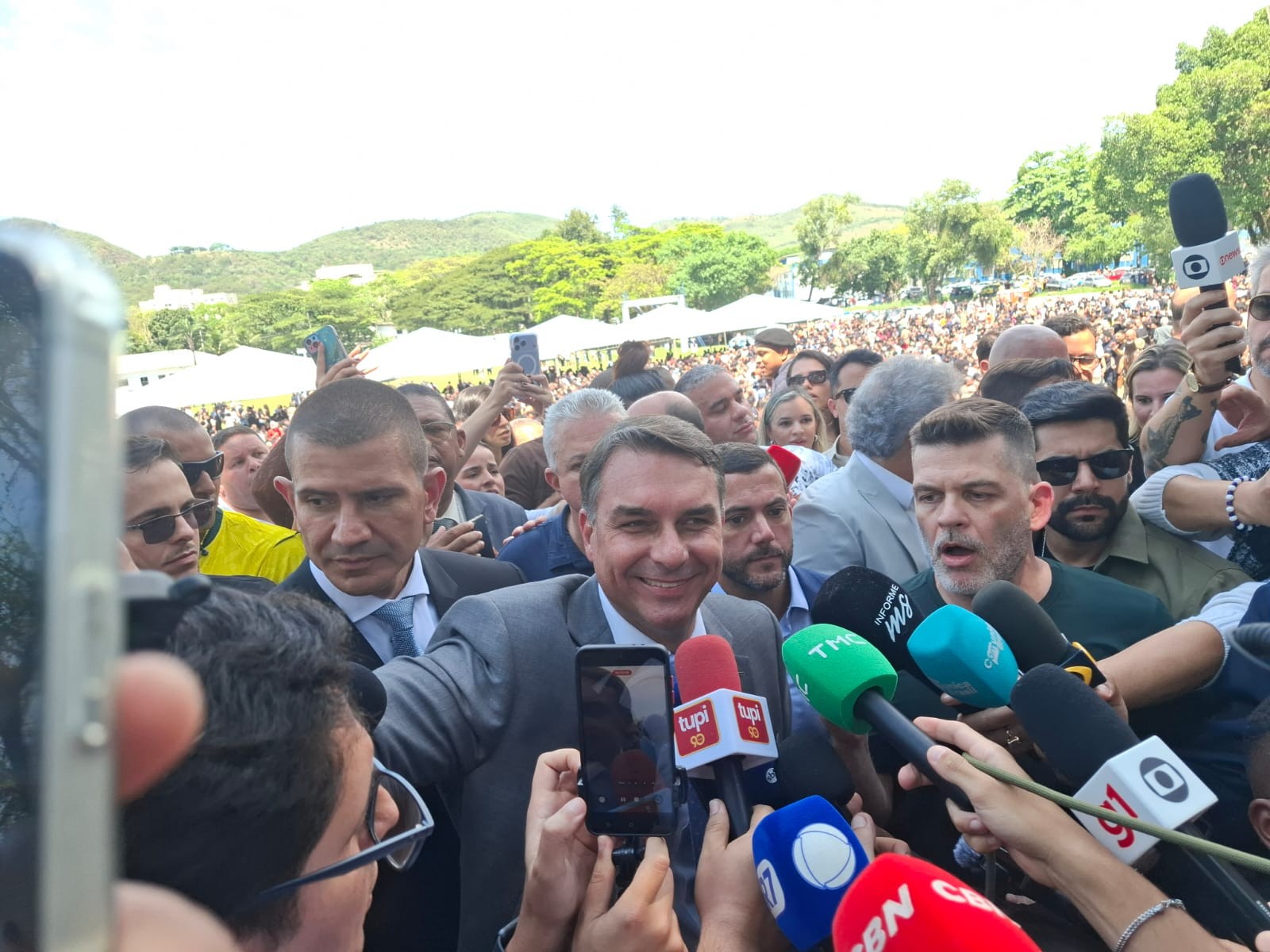 Flávio Bolsonaro diz que, se eleito, vai proibir  'jogo do tigrinho' e cassino online