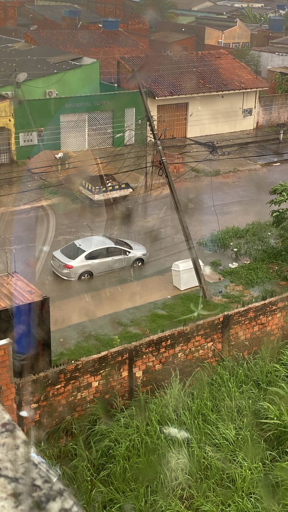 Poste arrancado quase atinge carro em Porto Velho — Foto: Reprodução