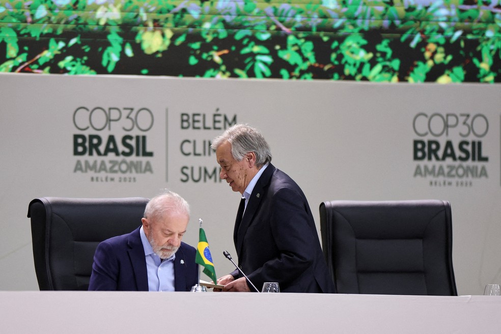O secretário-geral da ONU, António Guterres, caminha ao lado do presidente Luiz Inácio Lula da Silva durante a abertura da plenária da Cúpula do Clima, parte da COP30, em Belém (PA), em 6 de novembro de 2025. — Foto: REUTERS/Adriano Machado