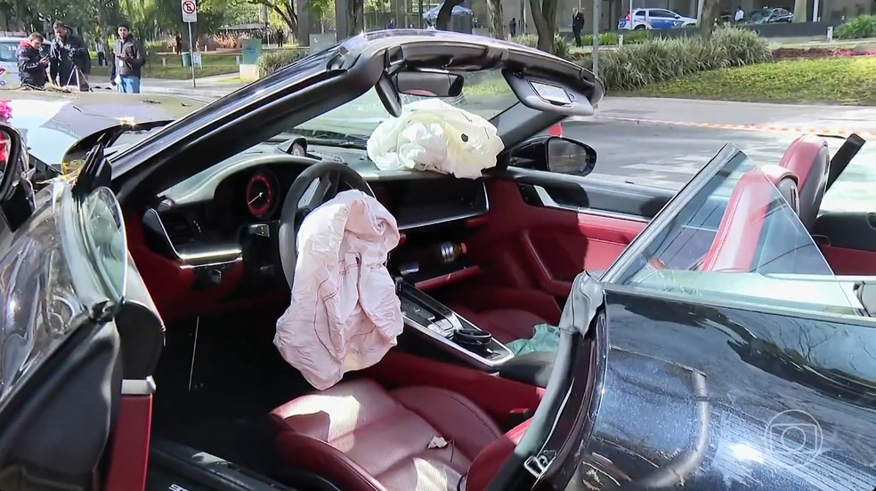 Porsche envolvido no acidente era equipado com couro vermelho nas portas e nos bancos — Foto: TV Globo
