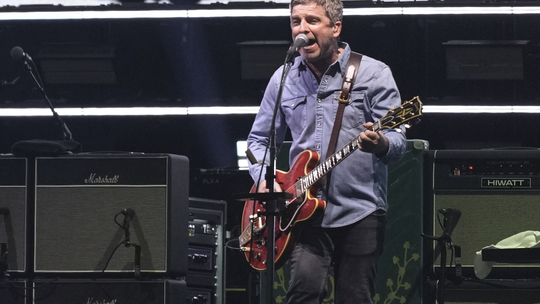 Noel Gallagher, do Oasis, sobre turnê após hiato de 16 anos: 'É ótimo estar de volta em uma banda com o Liam' - Apesar do histórico de desentendimentos, o guitarrista afirmou ainda que está ‘orgulhoso’ do irmão.