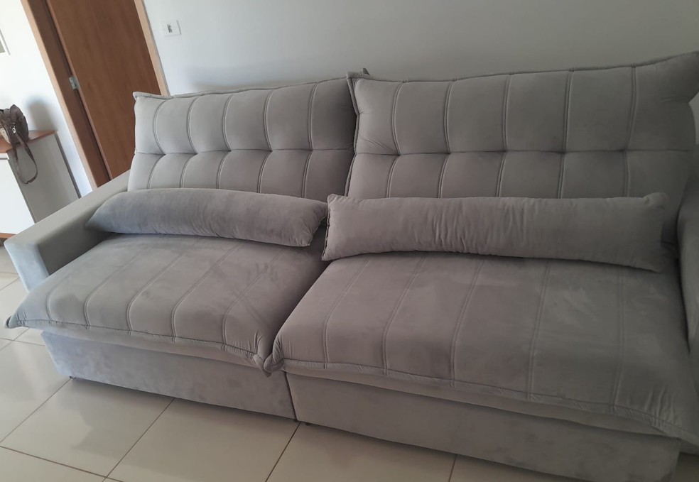 Sofá anunciado pela golpista era objetivo da compra inicial de Jackson e a esposa — Foto: Cedida