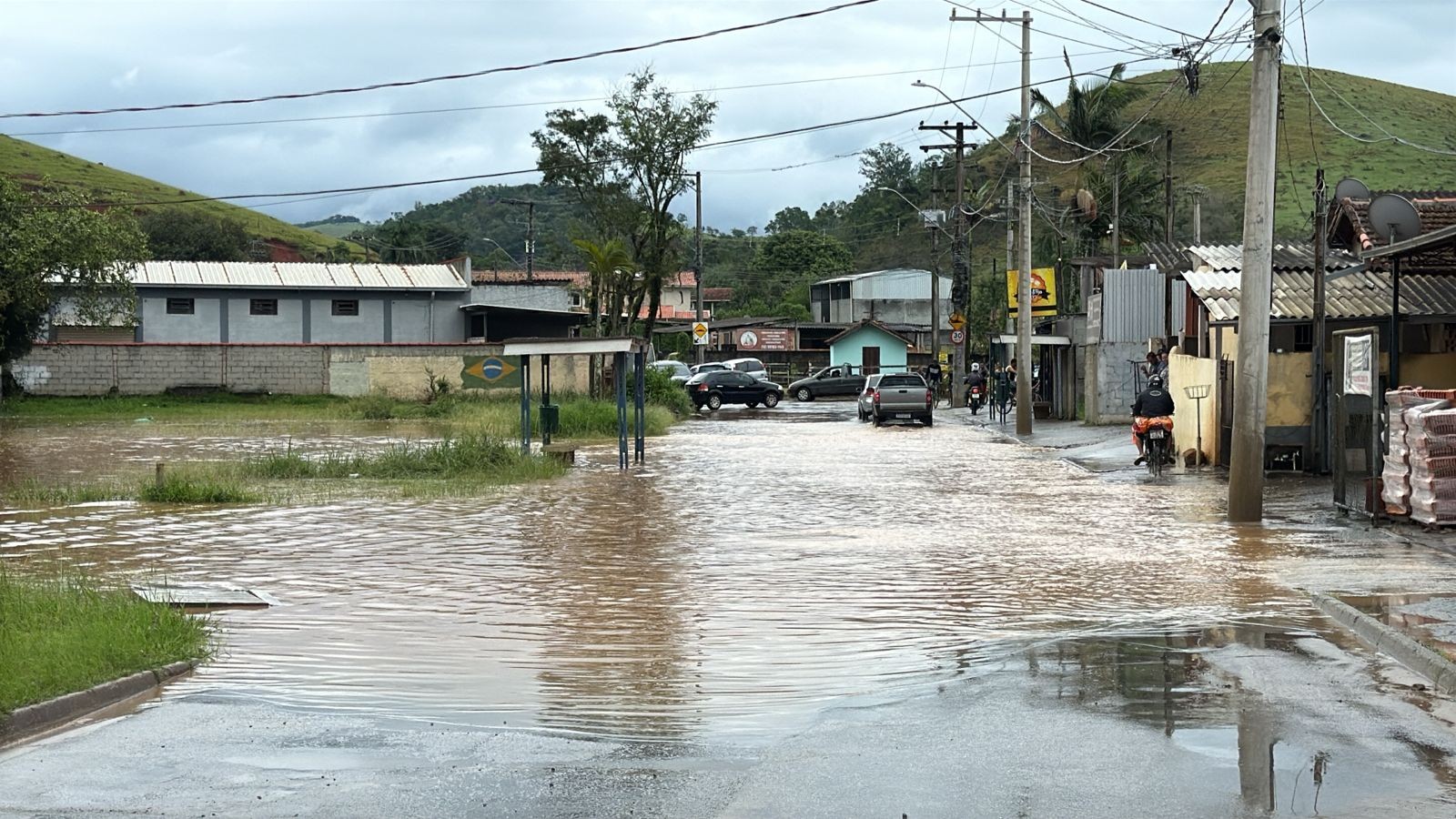 Rio Buquira transborda e inunda ruas no bairro dos Freitas, em São José dos Campos