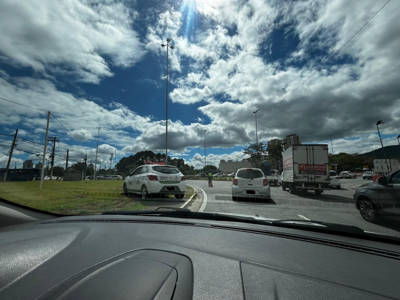 Urgente! Caminhão Quebra e Causa Caos em Mogi das Cruzes: Veja os Detalhes!