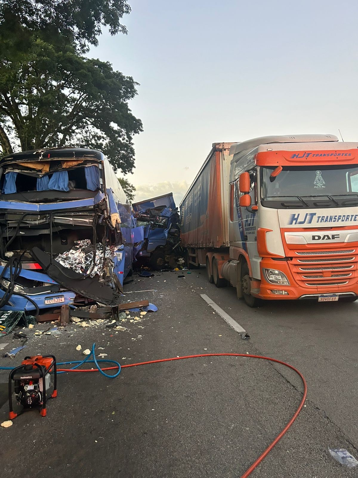 Engavetamento entre seis veículos mata uma pessoa e deixa 37 feridos na Dutra, em Taubaté, SP