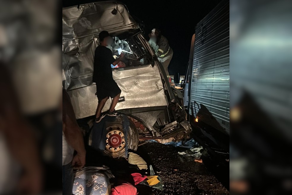 1 de 2
Acidente entre duas carretas e um carro deixa feridos em rodovia de Paragua&ccedil;u Paulista (SP) &mdash; Foto: Reprodu&ccedil;&atilde;o/redes sociais