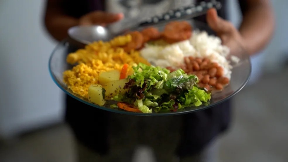 Alimentação com opções frescas e minimamente processadas é estimulada nas escolas do Ceará — Foto: Fábio Tito/g1