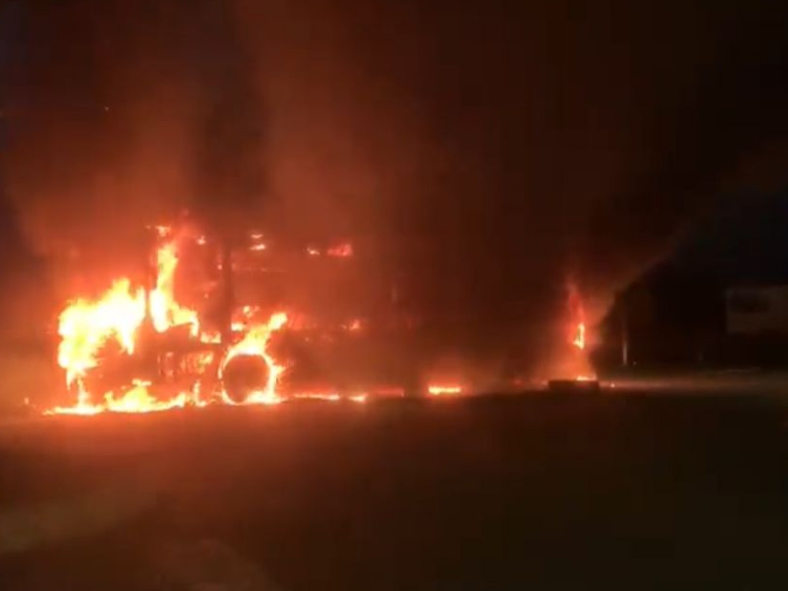 VÍDEO: Ônibus com seis pessoas a bordo pega fogo em Rio Branco; ninguém ficou ferido