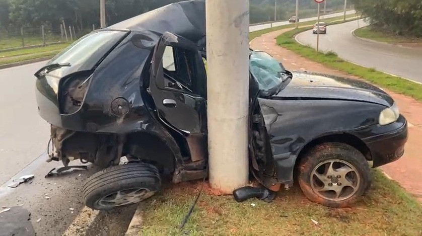 Motorista morre após bater em poste de avenida de Sorocaba