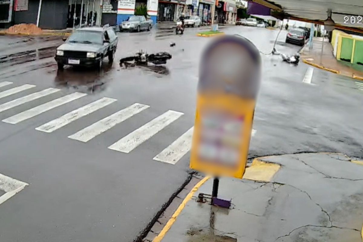 VÍDEO: motociclista fica ferido após colidir contra carro em cruzamento de avenida no interior de SP