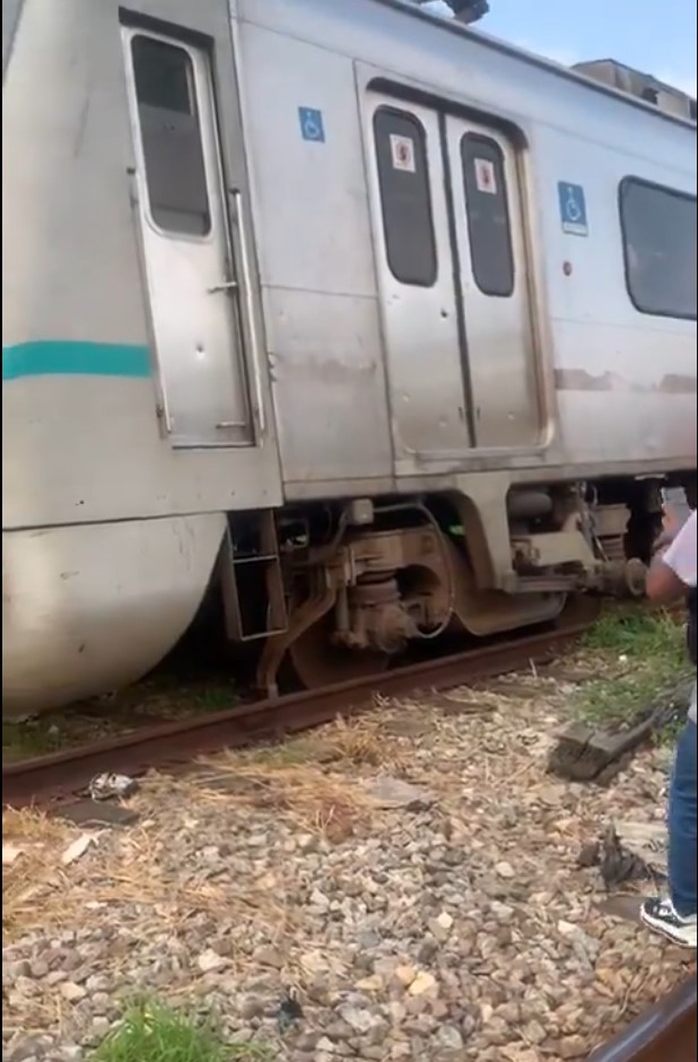 Trem do ramal Belford Roxo sai dos trilhos e causa transtorno para passageiros da Supervia — Foto: Reprodução redes sociais