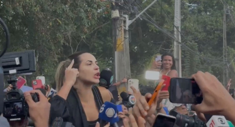 Deolane Bezerra deixa cadeia no Recife e ficará em prisão domiciliar com  tornozeleira eletrônica; VÍDEO | Pernambuco | G1