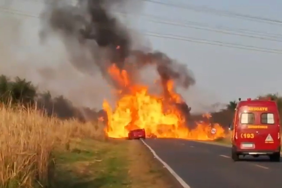 Carreta pega fogo após acidente em rodovia de Rosana (SP) — Foto: DE MENDESLÂNDIA PARA TODA REGIÃO/Reprodução