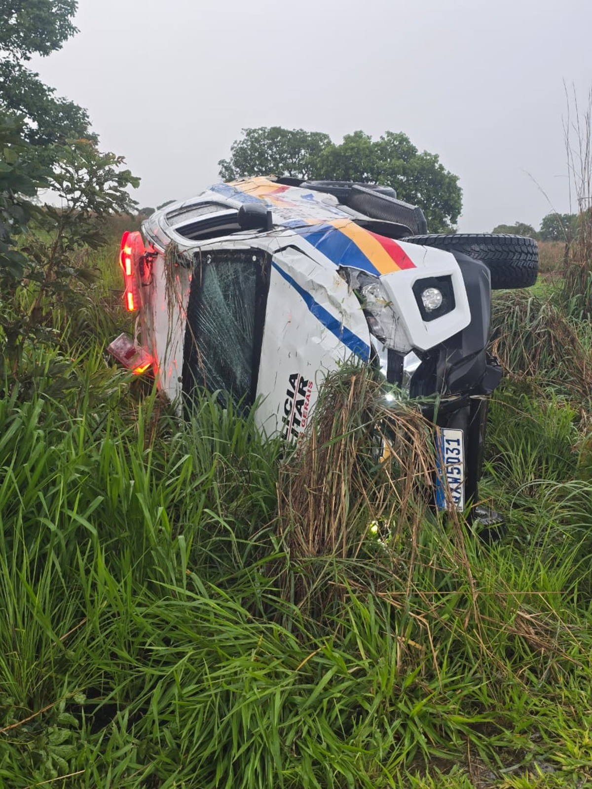 Viatura da Polícia Militar capota na BR-135, em Curvelo 