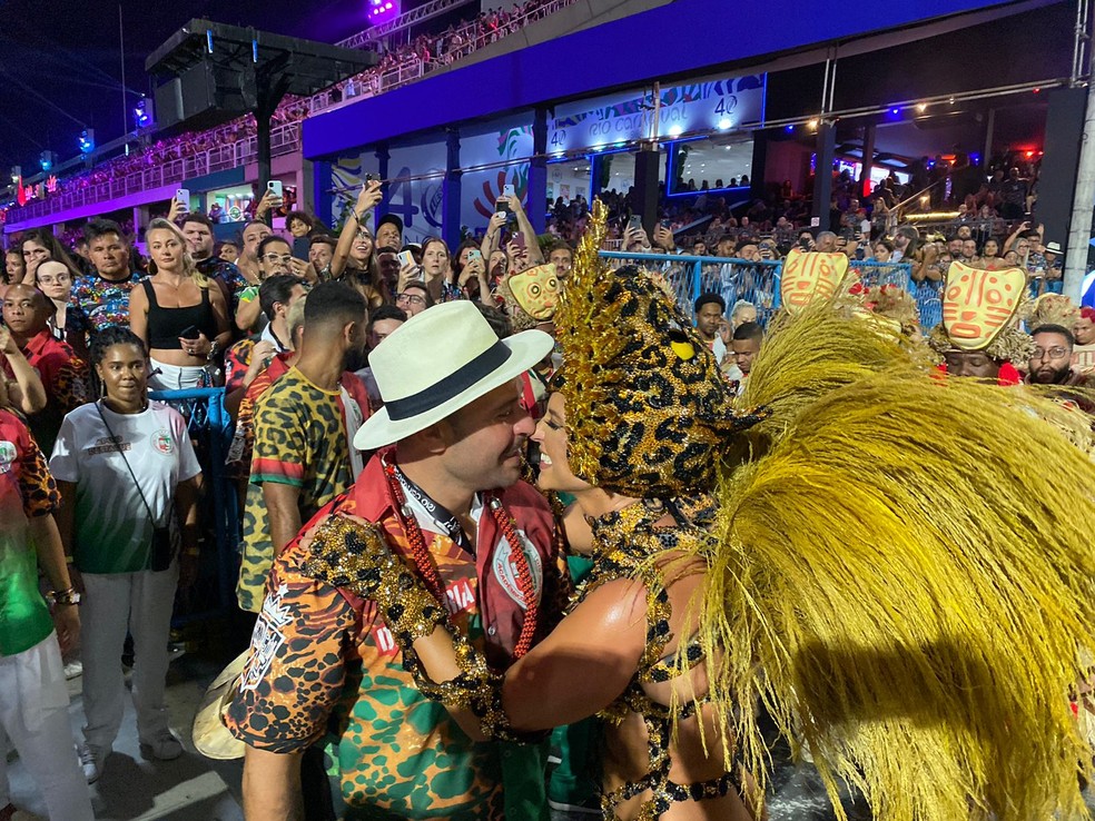 Diogo Nogueira e Paolla Oliveira na Sapucaí — Foto: Thais Espirito Santo/g1