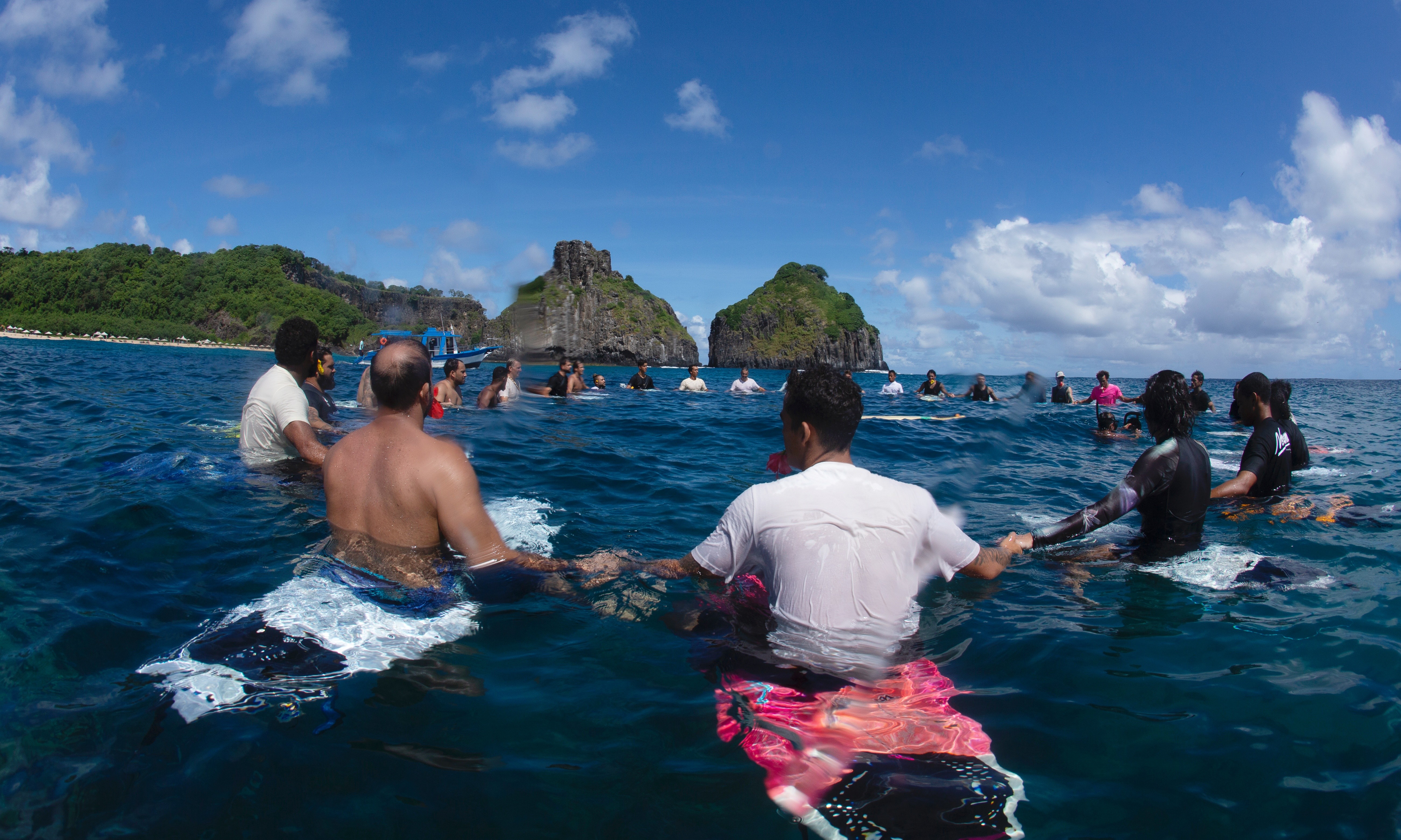 Surfistas de Fernando de Noronha homenageiam Petrônio Tavares, incentivador do esporte que morreu no México